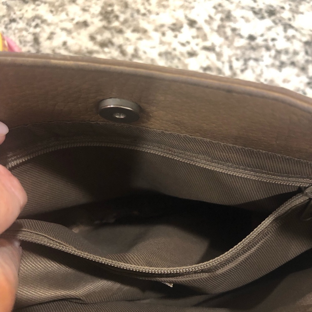 The Sak brown leather shoulder bag. Top zip. Casual outside zip pocket - Picture 9 of 15